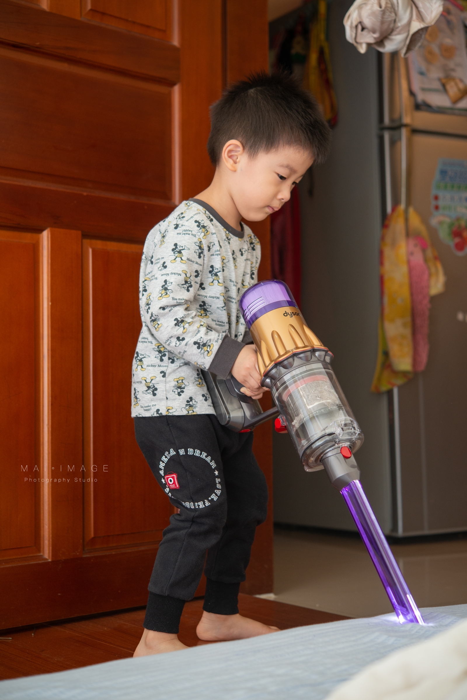 3歲小孩都可以輕鬆操作的輕型吸塵器『Dyson Digital Slim Fluffy Pro 輕量無線吸塵器』重量只有1.9公斤，機身輕巧吸力卻依舊驚人