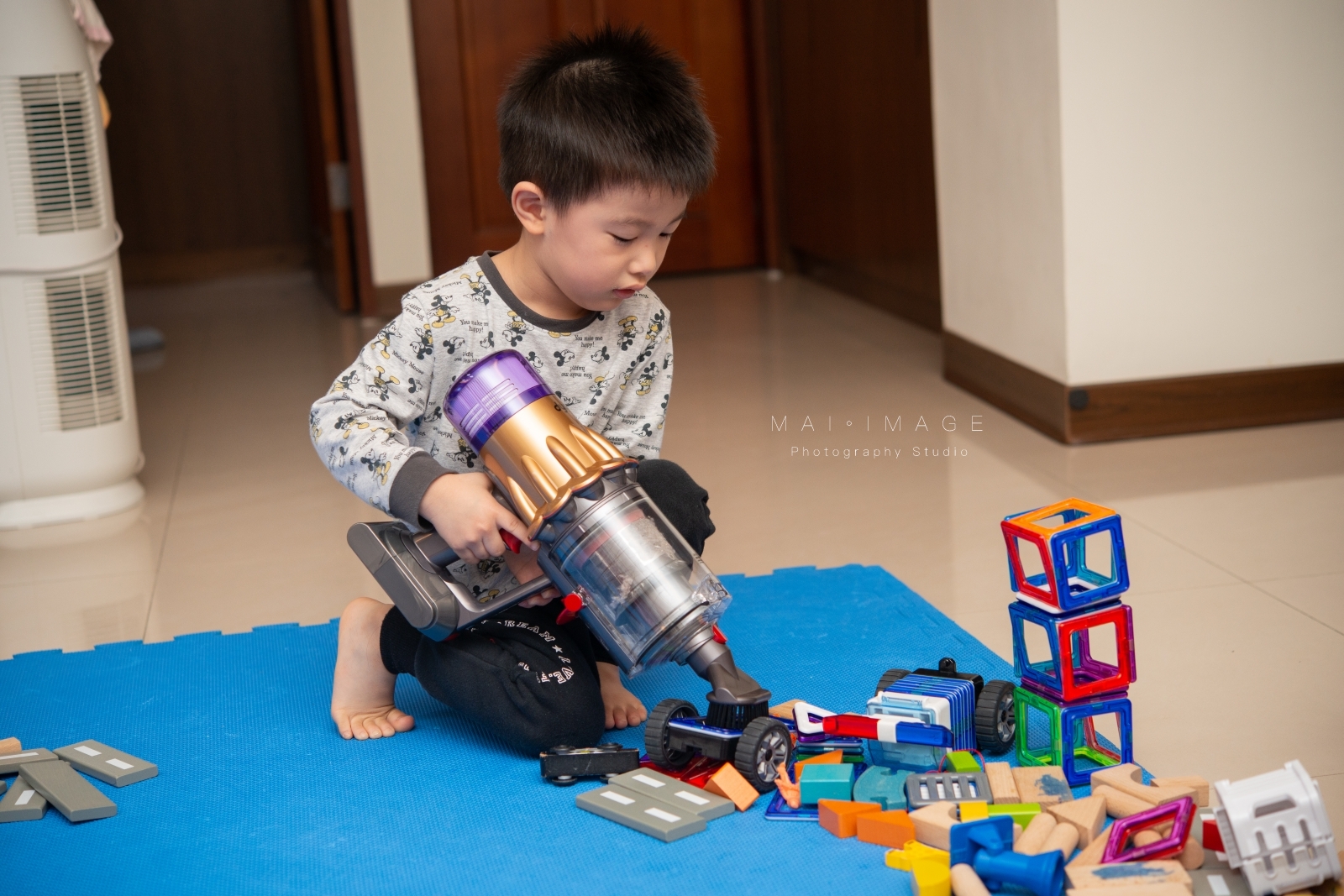 3歲小孩都可以輕鬆操作的輕型吸塵器『Dyson Digital Slim Fluffy Pro 輕量無線吸塵器』重量只有1.9公斤，機身輕巧吸力卻依舊驚人