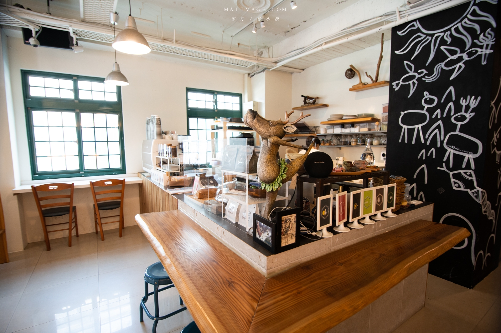 新竹東門商圈散策～台灣水鹿咖啡｜新竹必訪小清新咖啡店，你絕對沒有吃過的小米酒提拉米蘇、原住民圖騰元素好吸睛