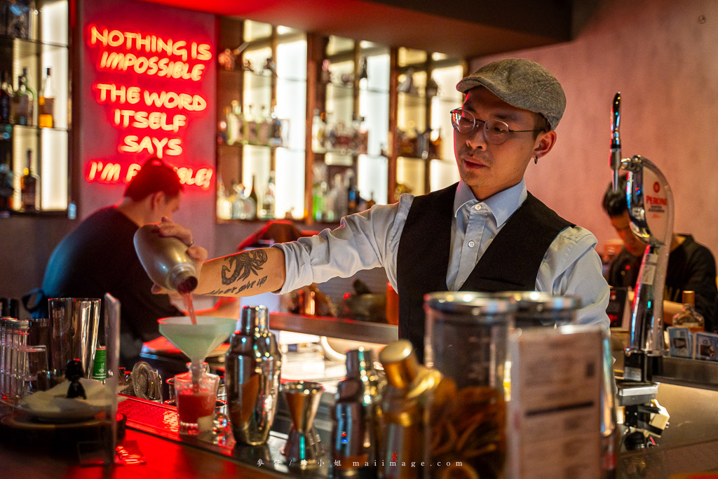 台北酒吧｜冒險者公會The A.G’s Bar～信義區最具話題的酒吧！全台第一家擁有400吋超大銀幕，270度的環景投影佈景酒吧，電玩遊戲超過癮！國父紀念館美食