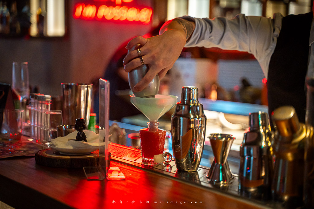 台北酒吧｜冒險者公會The A.G’s Bar～信義區最具話題的酒吧！全台第一家擁有400吋超大銀幕，270度的環景投影佈景酒吧，電玩遊戲超過癮！國父紀念館美食