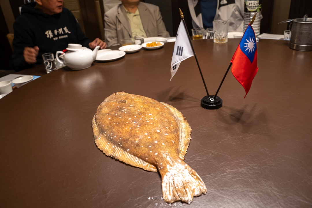 台北美食｜海九澎湖海鮮餐廳～韓國在地頂級活比目魚現在在台灣也吃得到，空運直送新鮮度破表。