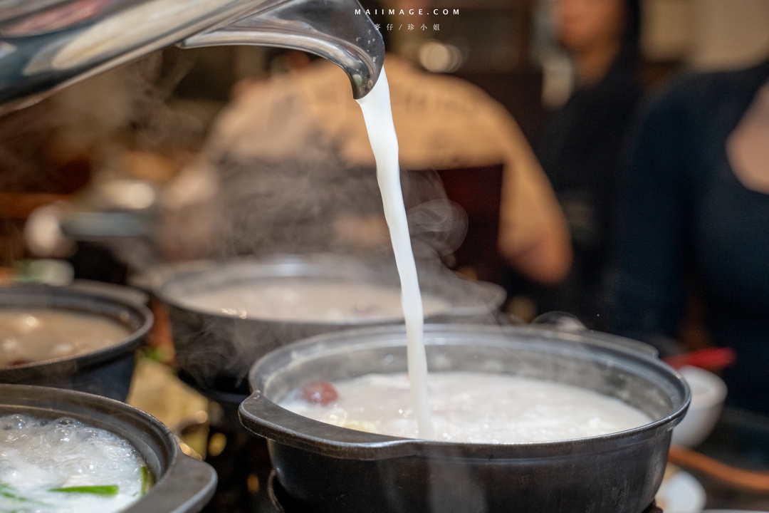 【台北美食】粥起 粥底火鍋．熱炒～今年冬天不能不知道的粥底火鍋。當月壽星來用餐就送18顆大文蛤，捷運大安站美食