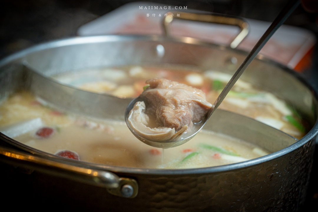 【台北美食】老撈麻辣鍋新派火鍋私房料理～台北必吃麻辣鍋，輝達黃仁勳都愛不釋手、捷運南京復興美食