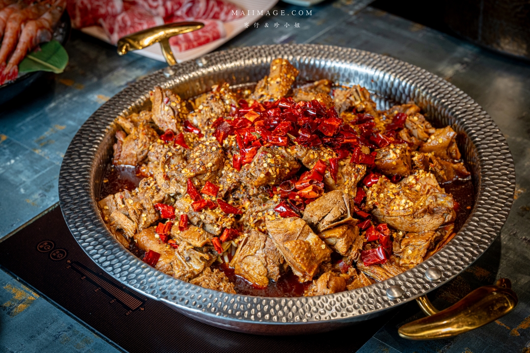 【台北美食】老撈麻辣鍋新派火鍋私房料理～台北必吃麻辣鍋，輝達黃仁勳都愛不釋手、捷運南京復興美食