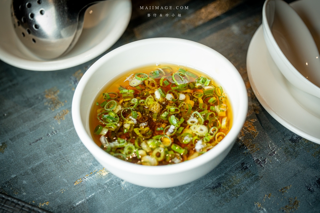 【台北美食】老撈麻辣鍋新派火鍋私房料理～台北必吃麻辣鍋，輝達黃仁勳都愛不釋手、捷運南京復興美食