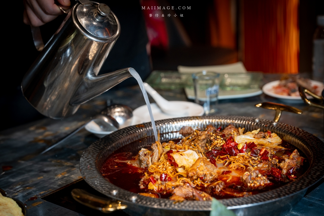 【台北美食】老撈麻辣鍋新派火鍋私房料理～台北必吃麻辣鍋，輝達黃仁勳都愛不釋手、捷運南京復興美食