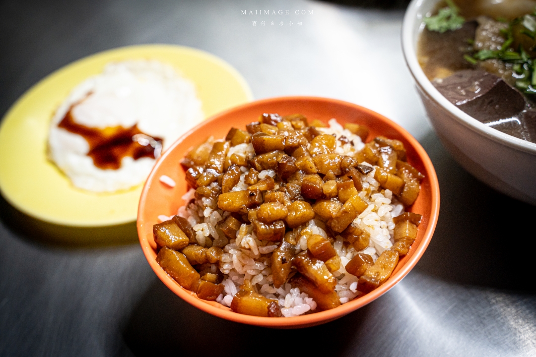 【台北萬華美食】三條路油飯排骨酥湯～深夜兩點半才營業的邪惡美味，環南市場美食推薦