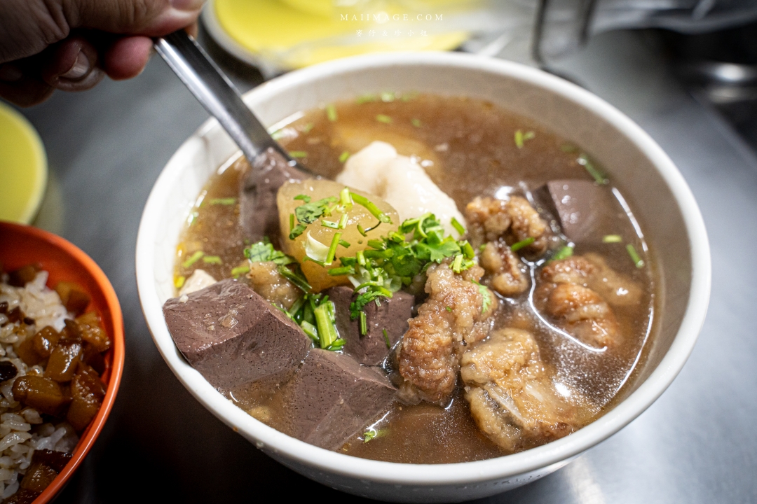 【台北萬華美食】三條路油飯排骨酥湯～深夜兩點半才營業的邪惡美味，環南市場美食推薦