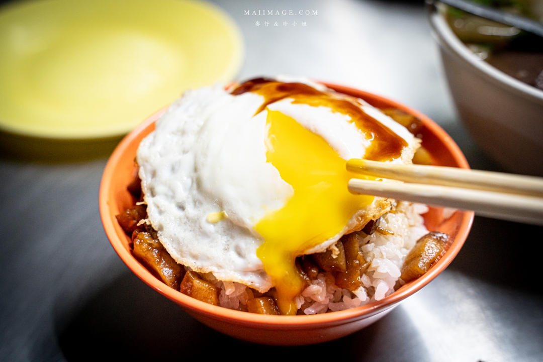 【台北萬華美食】三條路油飯排骨酥湯～深夜兩點半才營業的邪惡美味，環南市場美食推薦