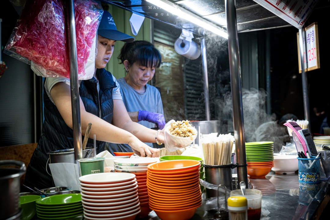 【台北萬華美食】三條路油飯排骨酥湯～深夜兩點半才營業的邪惡美味，環南市場美食推薦