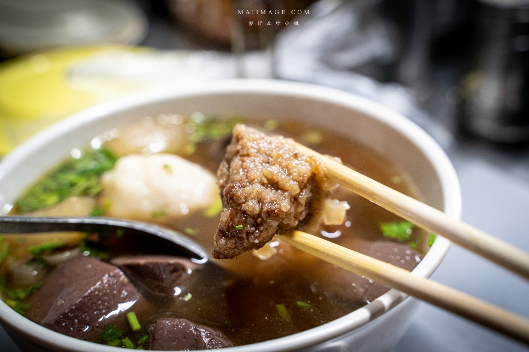 【台北萬華美食】三條路油飯排骨酥湯～深夜兩點半才營業的邪惡美味，環南市場美食推薦