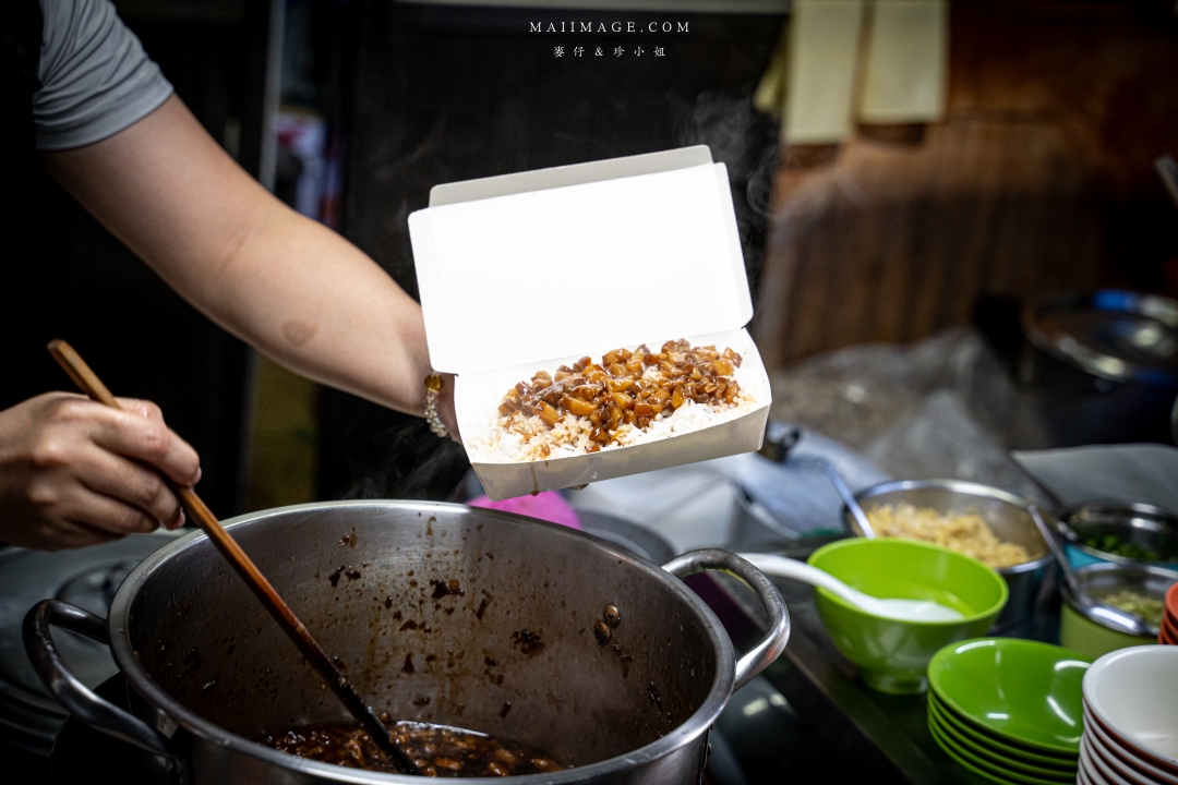 【台北萬華美食】三條路油飯排骨酥湯～深夜兩點半才營業的邪惡美味，環南市場美食推薦