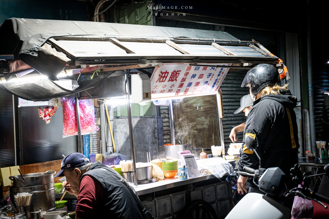 【台北萬華美食】三條路油飯排骨酥湯～深夜兩點半才營業的邪惡美味，環南市場美食推薦