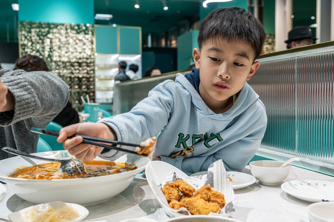 【台北美食】狂一鍋酸菜魚西門店～「狂一鍋酸菜魚」到底在紅甚麼？一口酸菜一口魚，酸辣得很自然，後韻回甘！精品食尚美學用餐體驗 風潮正夯。肉多多、明水然樂兩大新創姊妹品牌，2025樂多多集團最新力作。