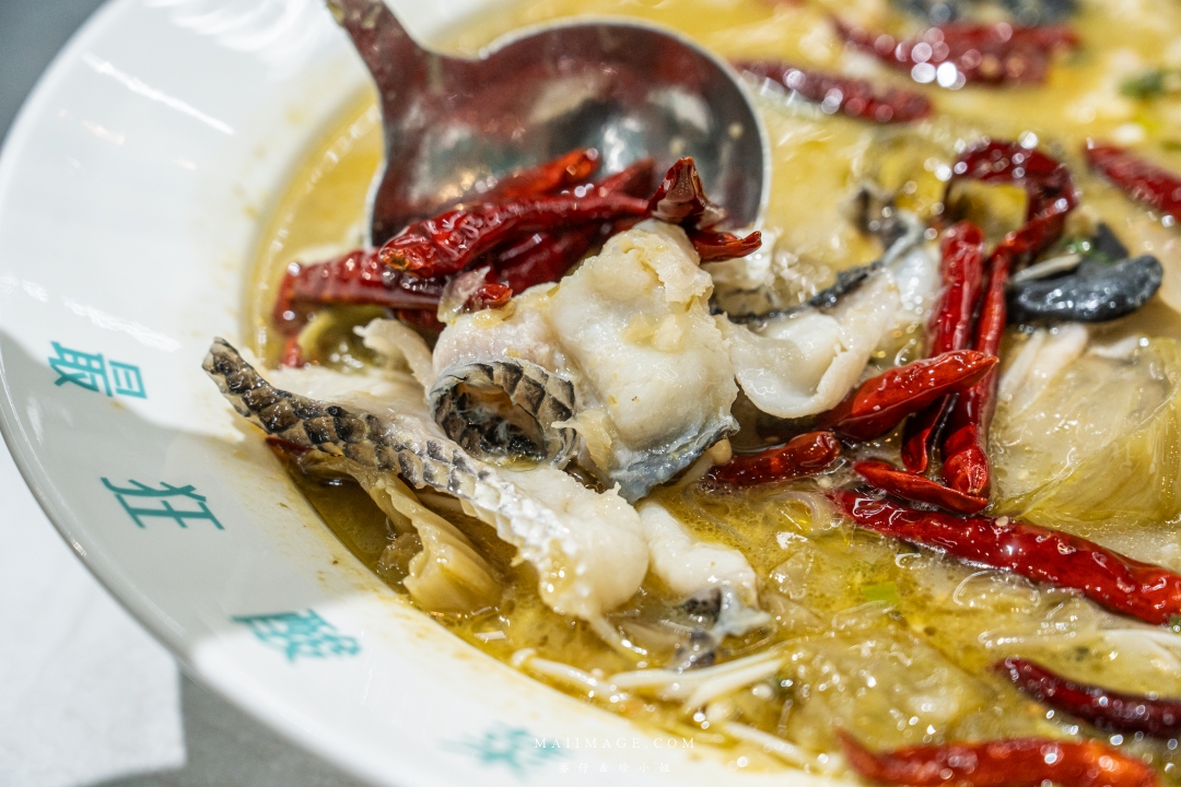 【台北美食】狂一鍋酸菜魚西門店～「狂一鍋酸菜魚」到底在紅甚麼？一口酸菜一口魚，酸辣得很自然，後韻回甘！精品食尚美學用餐體驗 風潮正夯。肉多多、明水然樂兩大新創姊妹品牌，2025樂多多集團最新力作。