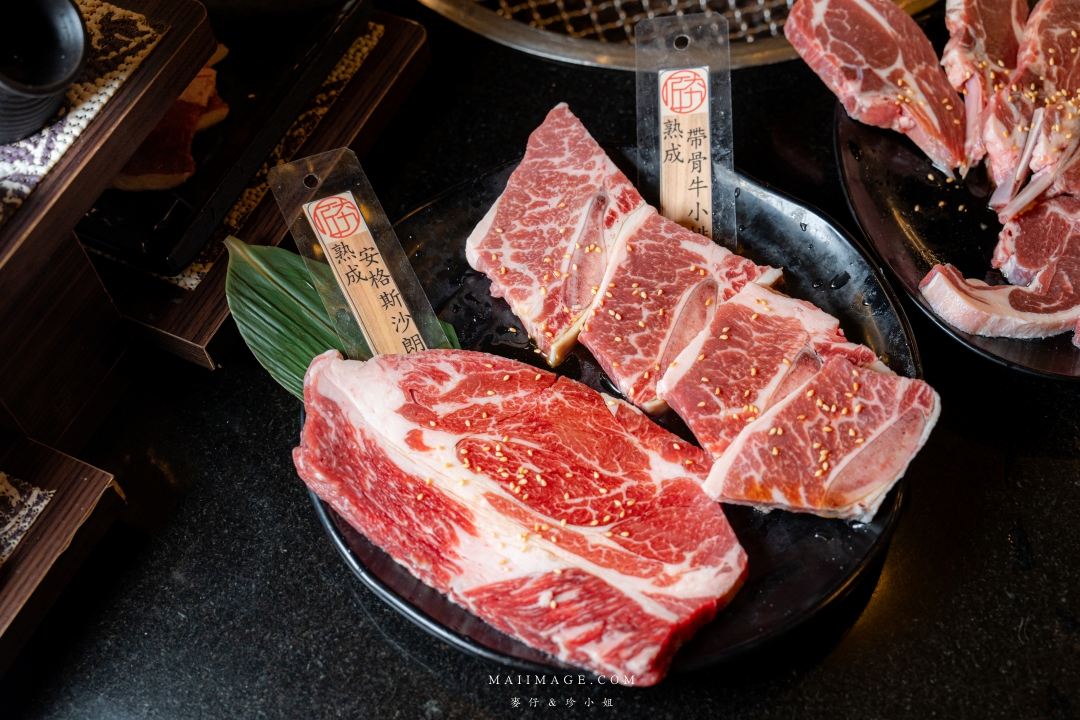 【桃園美食】匠夯日式燒肉～桃園吃到飽燒肉的天花板，老闆把吃到飽當作單點店在經營！專人剝蝦、桌邊代烤、食材講究，真的沒有不吃的道理。桃園藝文特區燒肉推薦