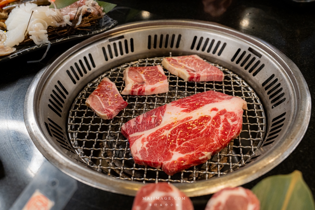 【桃園美食】匠夯日式燒肉～桃園吃到飽燒肉的天花板，老闆把吃到飽當作單點店在經營！專人剝蝦、桌邊代烤、食材講究，真的沒有不吃的道理。桃園藝文特區燒肉推薦