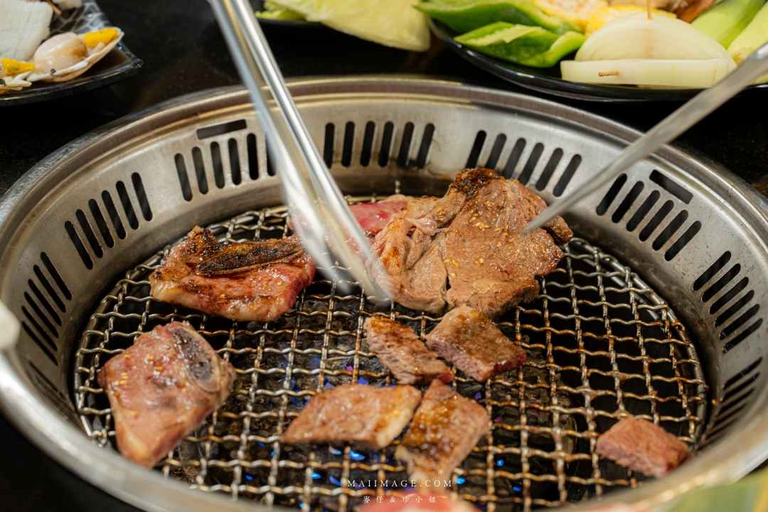 【桃園美食】匠夯日式燒肉～桃園吃到飽燒肉的天花板，老闆把吃到飽當作單點店在經營！專人剝蝦、桌邊代烤、食材講究，真的沒有不吃的道理。桃園藝文特區燒肉推薦