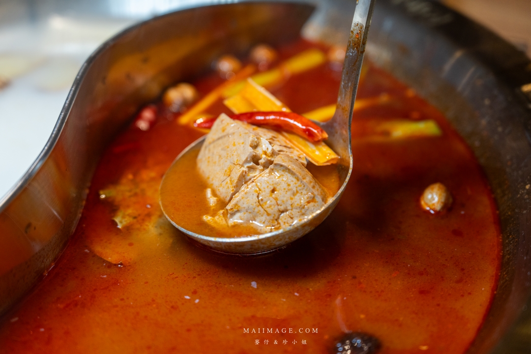 【基隆美食】狸小路炭火燒肉～全新推出麻辣鴛鴦火鍋，大推上海溫麻辣湯+老火雞白湯！基隆美食推薦