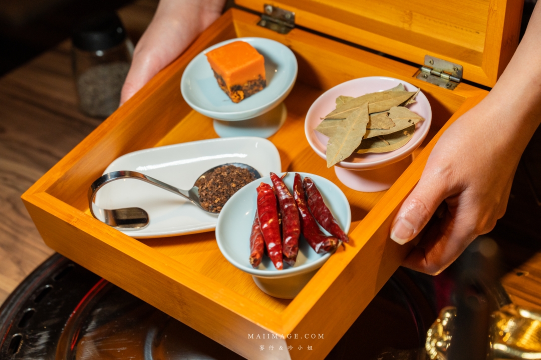 【基隆美食】狸小路炭火燒肉～全新推出麻辣鴛鴦火鍋，大推上海溫麻辣湯+老火雞白湯！基隆美食推薦