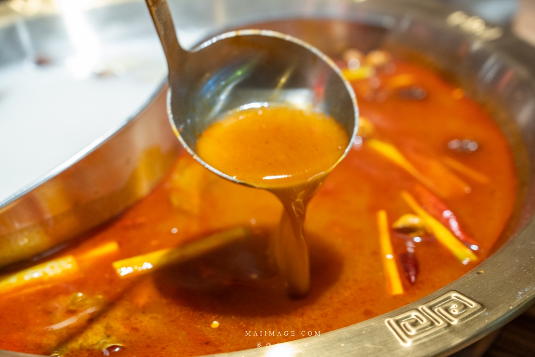 【基隆美食】狸小路炭火燒肉～全新推出麻辣鴛鴦火鍋，大推上海溫麻辣湯+老火雞白湯！基隆美食推薦