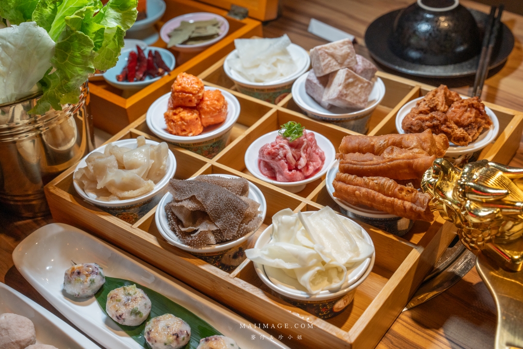 【基隆美食】狸小路炭火燒肉～全新推出麻辣鴛鴦火鍋，大推上海溫麻辣湯+老火雞白湯！基隆美食推薦