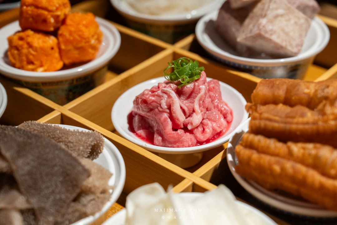 【基隆美食】狸小路炭火燒肉～全新推出麻辣鴛鴦火鍋，大推上海溫麻辣湯+老火雞白湯！基隆美食推薦