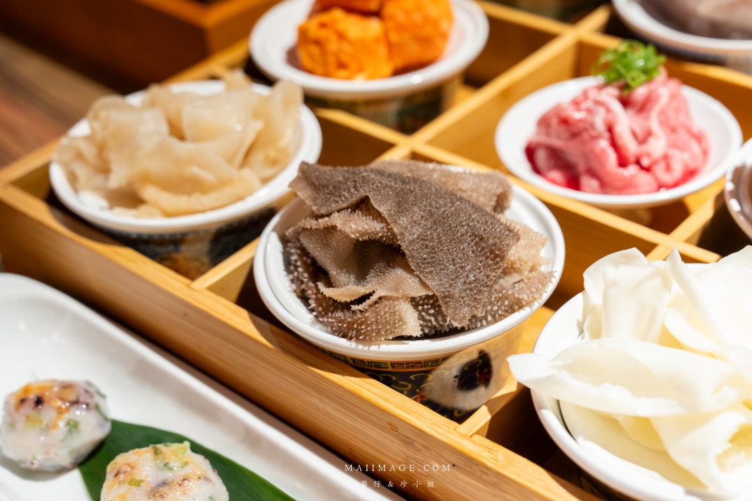 【基隆美食】狸小路炭火燒肉～全新推出麻辣鴛鴦火鍋，大推上海溫麻辣湯+老火雞白湯！基隆美食推薦