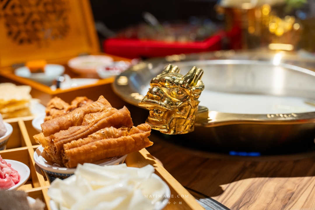 【基隆美食】狸小路炭火燒肉～全新推出麻辣鴛鴦火鍋，大推上海溫麻辣湯+老火雞白湯！基隆美食推薦