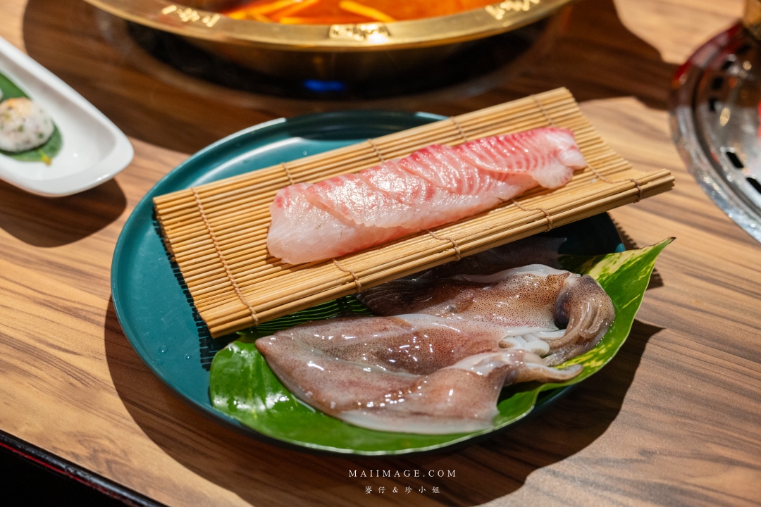 【基隆美食】狸小路炭火燒肉～全新推出麻辣鴛鴦火鍋，大推上海溫麻辣湯+老火雞白湯！基隆美食推薦