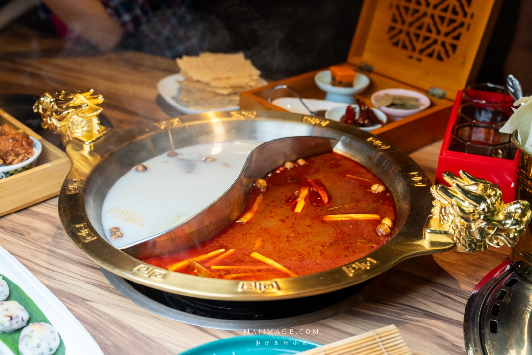 【基隆美食】狸小路炭火燒肉～全新推出麻辣鴛鴦火鍋，大推上海溫麻辣湯+老火雞白湯！基隆美食推薦