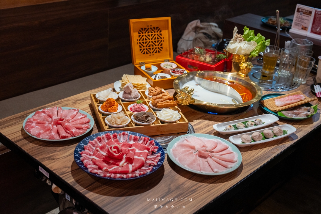 【基隆美食】狸小路炭火燒肉～全新推出麻辣鴛鴦火鍋，大推上海溫麻辣湯+老火雞白湯！基隆美食推薦