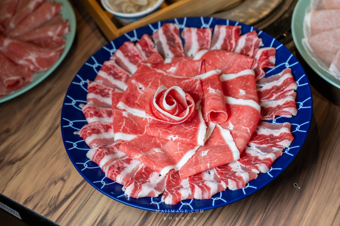 【基隆美食】狸小路炭火燒肉～全新推出麻辣鴛鴦火鍋，大推上海溫麻辣湯+老火雞白湯！基隆美食推薦