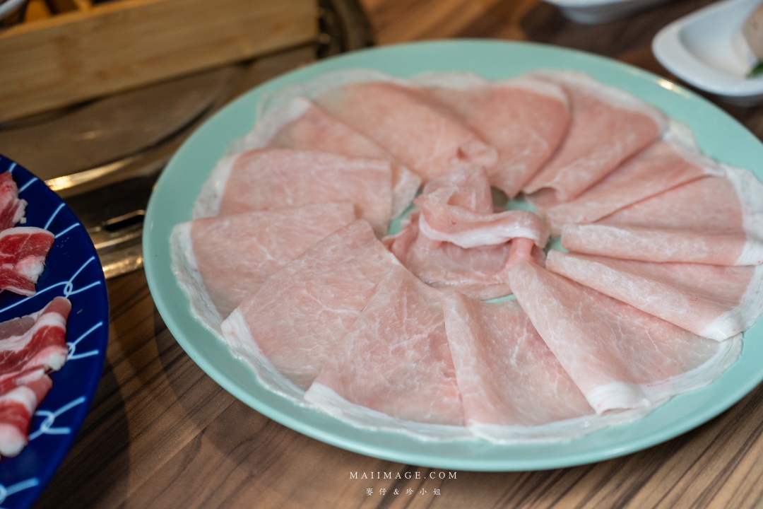 【基隆美食】狸小路炭火燒肉～全新推出麻辣鴛鴦火鍋，大推上海溫麻辣湯+老火雞白湯！基隆美食推薦