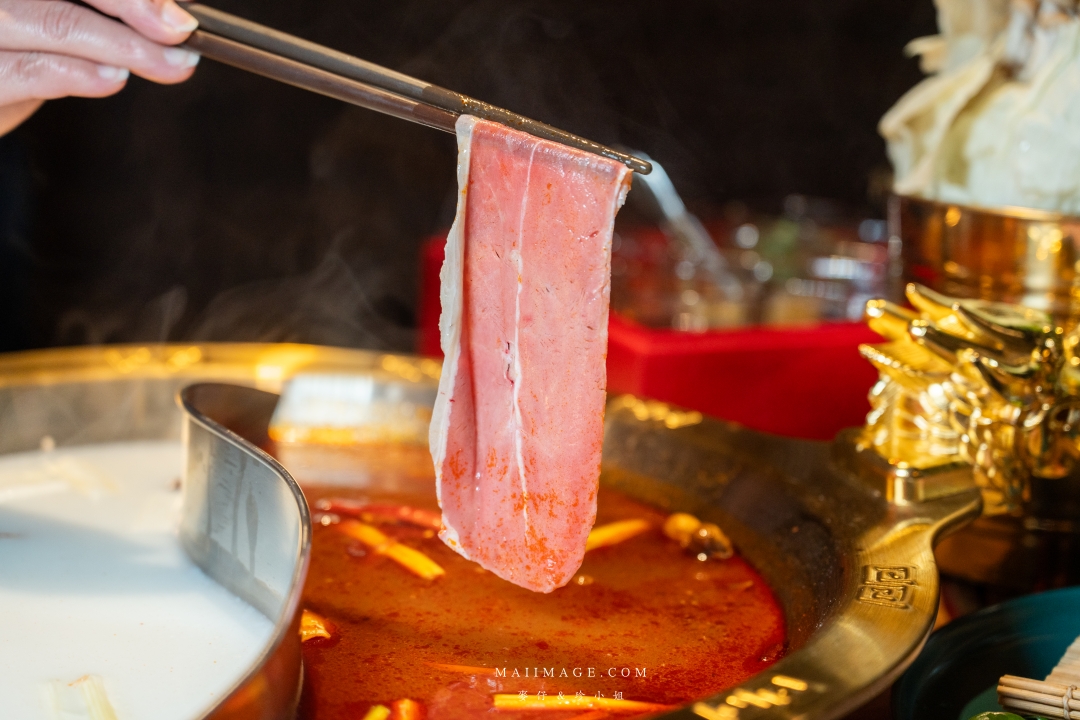 【基隆美食】狸小路炭火燒肉～全新推出麻辣鴛鴦火鍋，大推上海溫麻辣湯+老火雞白湯！基隆美食推薦