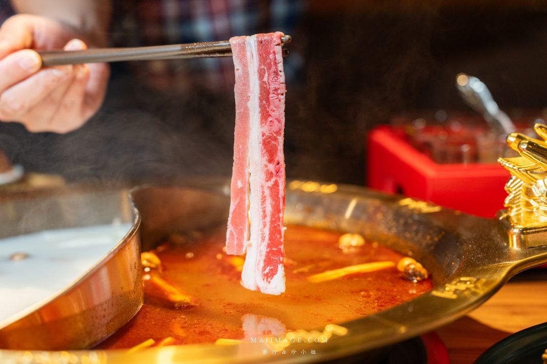 【基隆美食】狸小路炭火燒肉～全新推出麻辣鴛鴦火鍋，大推上海溫麻辣湯+老火雞白湯！基隆美食推薦