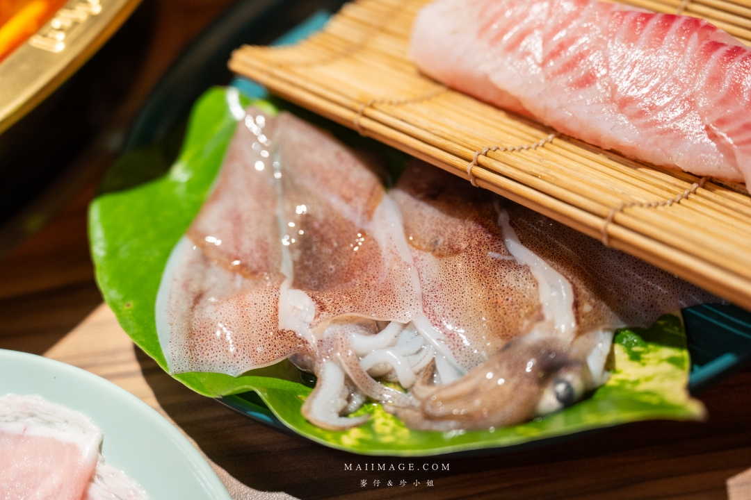 【基隆美食】狸小路炭火燒肉～全新推出麻辣鴛鴦火鍋，大推上海溫麻辣湯+老火雞白湯！基隆美食推薦