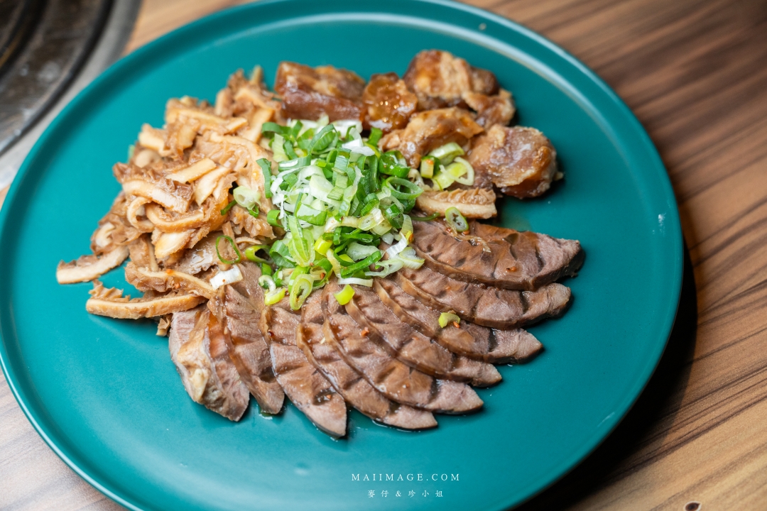 【基隆美食】狸小路炭火燒肉～全新推出麻辣鴛鴦火鍋，大推上海溫麻辣湯+老火雞白湯！基隆美食推薦