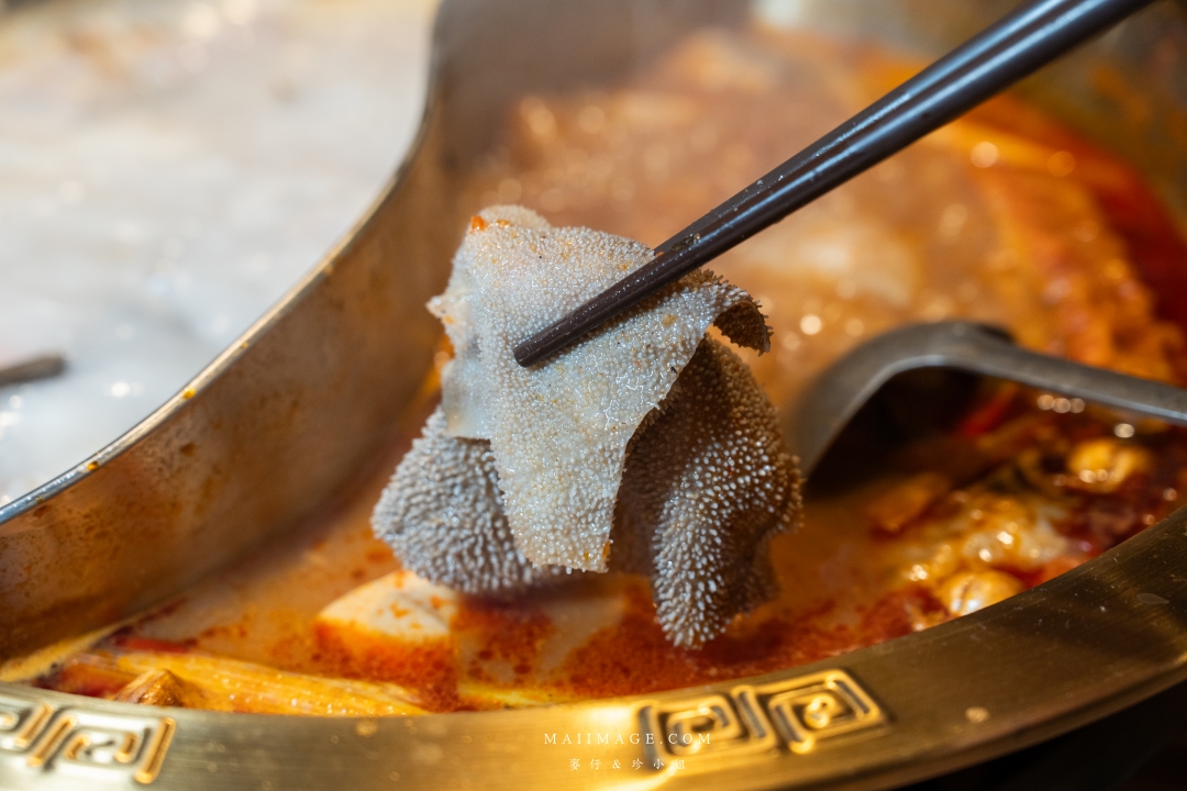 【基隆美食】狸小路炭火燒肉～全新推出麻辣鴛鴦火鍋，大推上海溫麻辣湯+老火雞白湯！基隆美食推薦