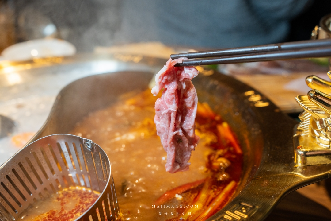 【基隆美食】狸小路炭火燒肉～全新推出麻辣鴛鴦火鍋，大推上海溫麻辣湯+老火雞白湯！基隆美食推薦
