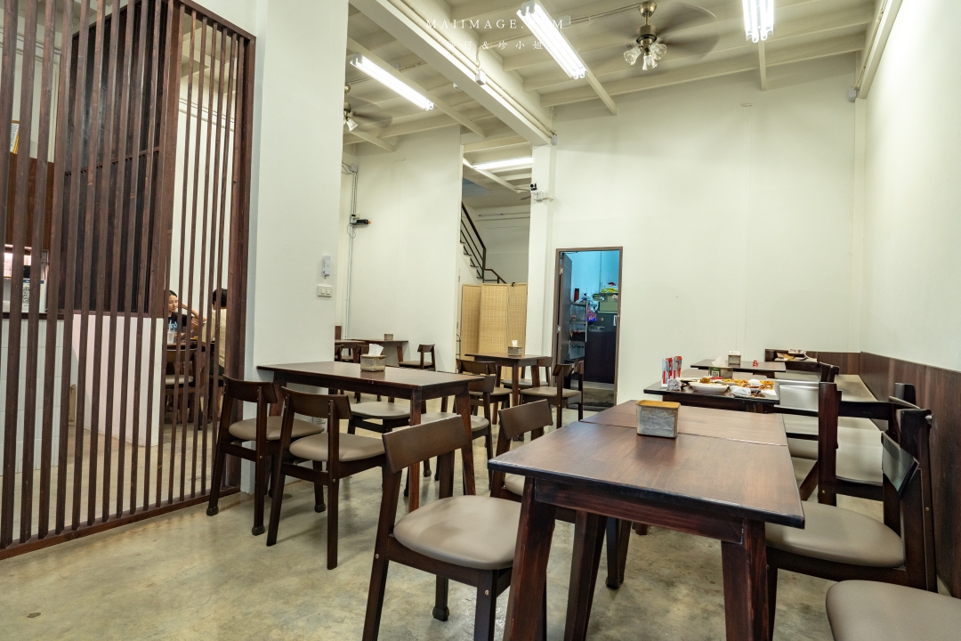 【曼谷美食】Jay Nahm Thong Lor～泰國曼谷通羅區最新爆紅平價寶藏小館，黃金咖哩炒巨蟹肉、蒜香大頭蝦必點！BTS Thomglor美食