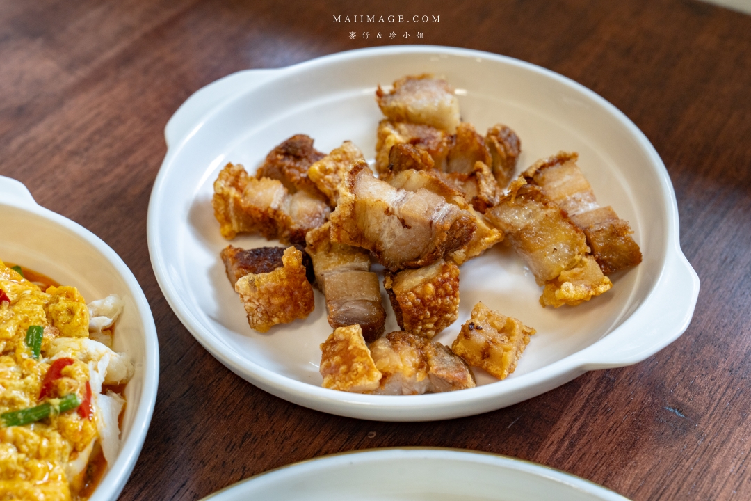 【曼谷美食】Jay Nahm Thong Lor～泰國曼谷通羅區最新爆紅平價寶藏小館，黃金咖哩炒巨蟹肉、蒜香大頭蝦必點！BTS Thomglor美食