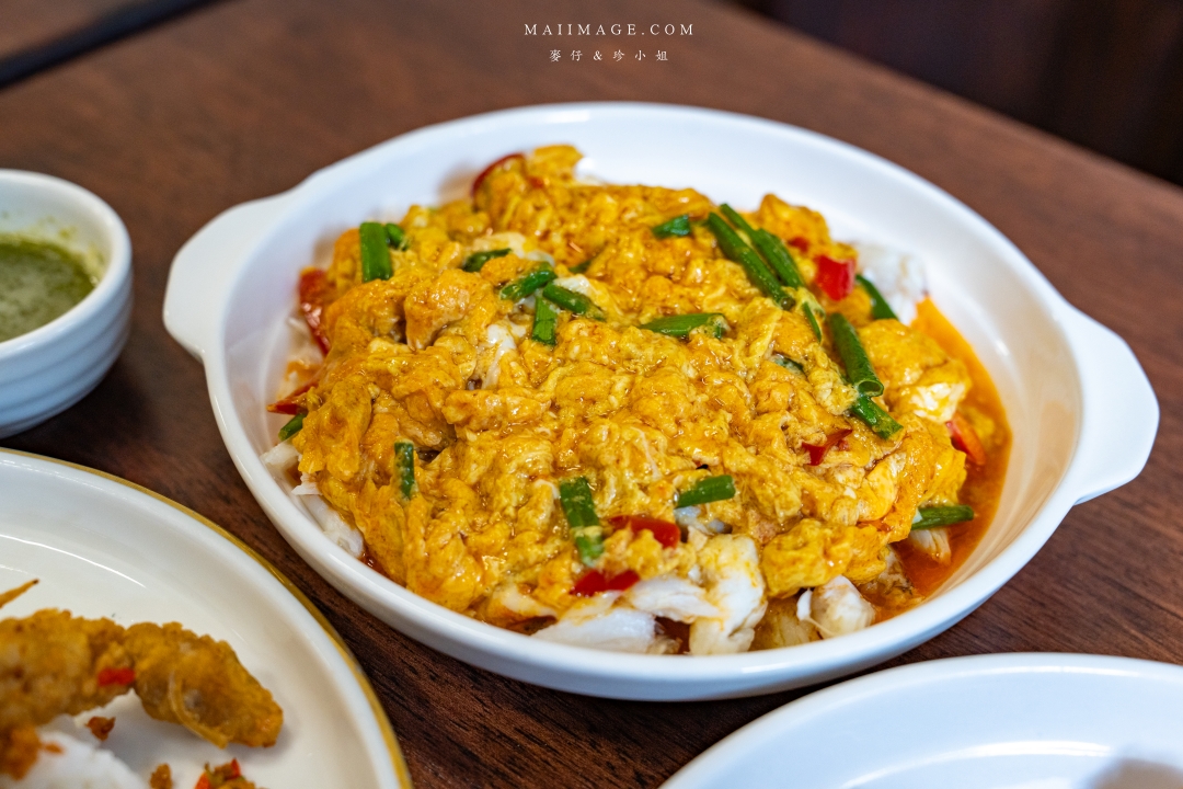 【曼谷美食】Jay Nahm Thong Lor～泰國曼谷通羅區最新爆紅平價寶藏小館，黃金咖哩炒巨蟹肉、蒜香大頭蝦必點！BTS Thomglor美食