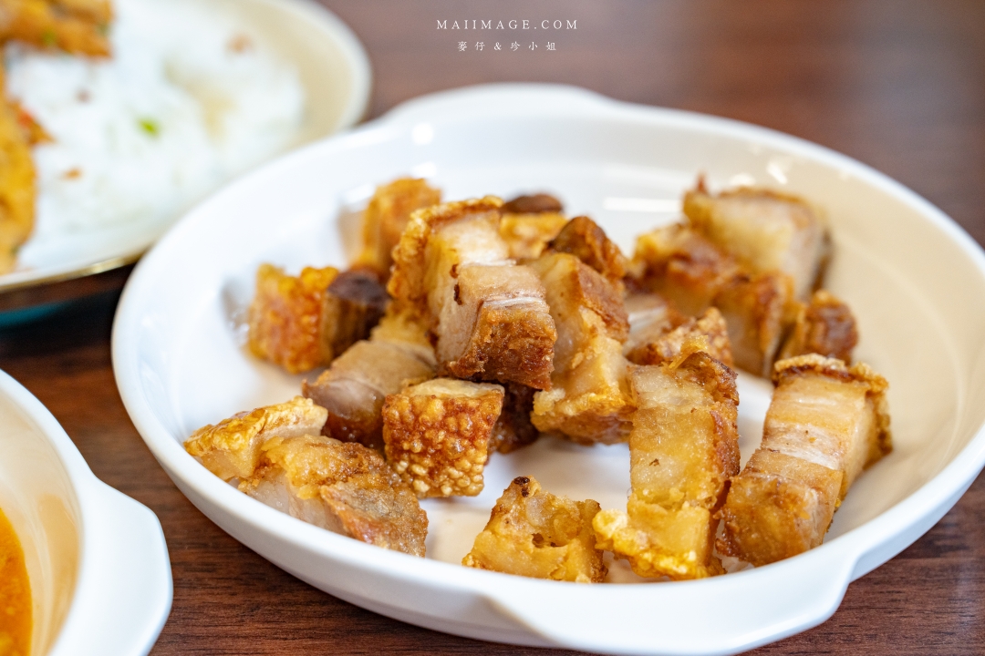 【曼谷美食】Jay Nahm Thong Lor～泰國曼谷通羅區最新爆紅平價寶藏小館，黃金咖哩炒巨蟹肉、蒜香大頭蝦必點！BTS Thomglor美食