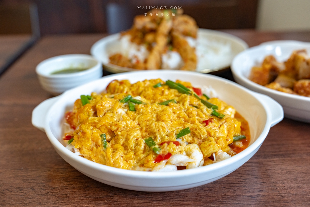 【曼谷美食】Jay Nahm Thong Lor～泰國曼谷通羅區最新爆紅平價寶藏小館，黃金咖哩炒巨蟹肉、蒜香大頭蝦必點！BTS Thomglor美食