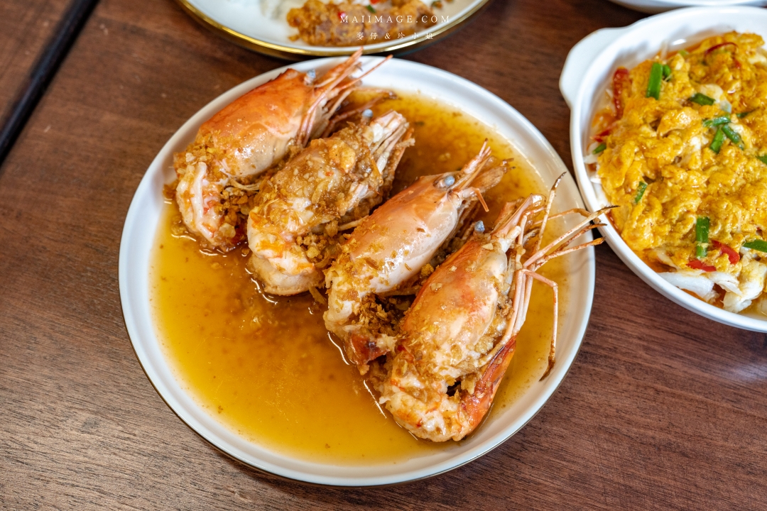 【曼谷美食】Jay Nahm Thong Lor～泰國曼谷通羅區最新爆紅平價寶藏小館，黃金咖哩炒巨蟹肉、蒜香大頭蝦必點！BTS Thomglor美食