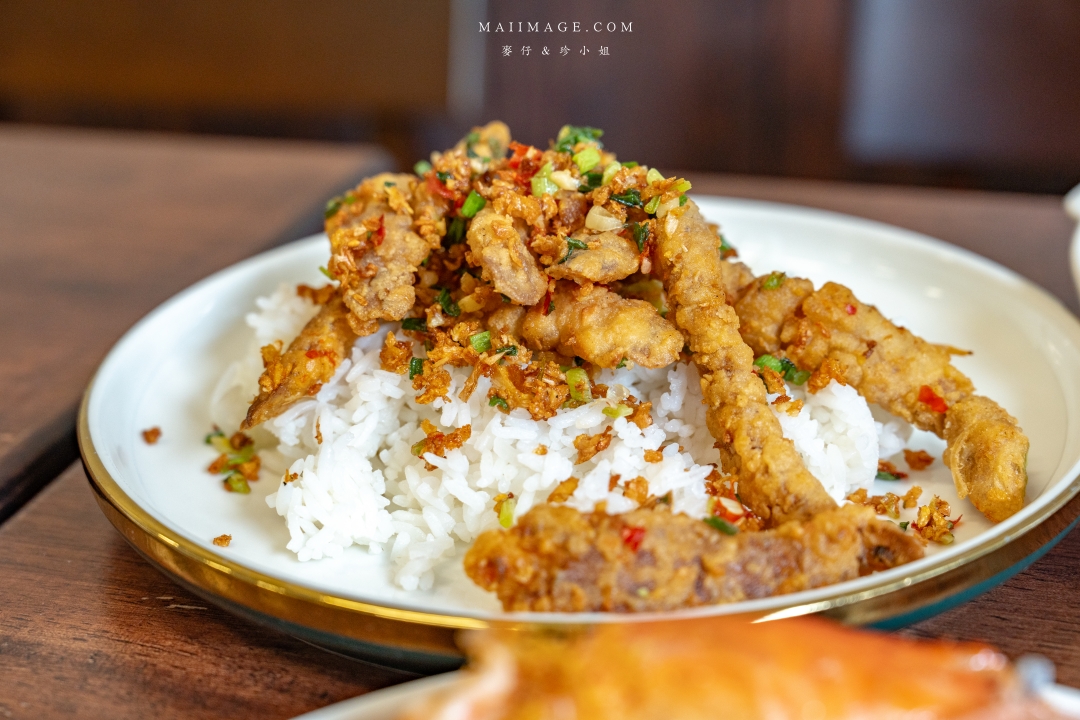 【曼谷美食】Jay Nahm Thong Lor～泰國曼谷通羅區最新爆紅平價寶藏小館，黃金咖哩炒巨蟹肉、蒜香大頭蝦必點！BTS Thomglor美食