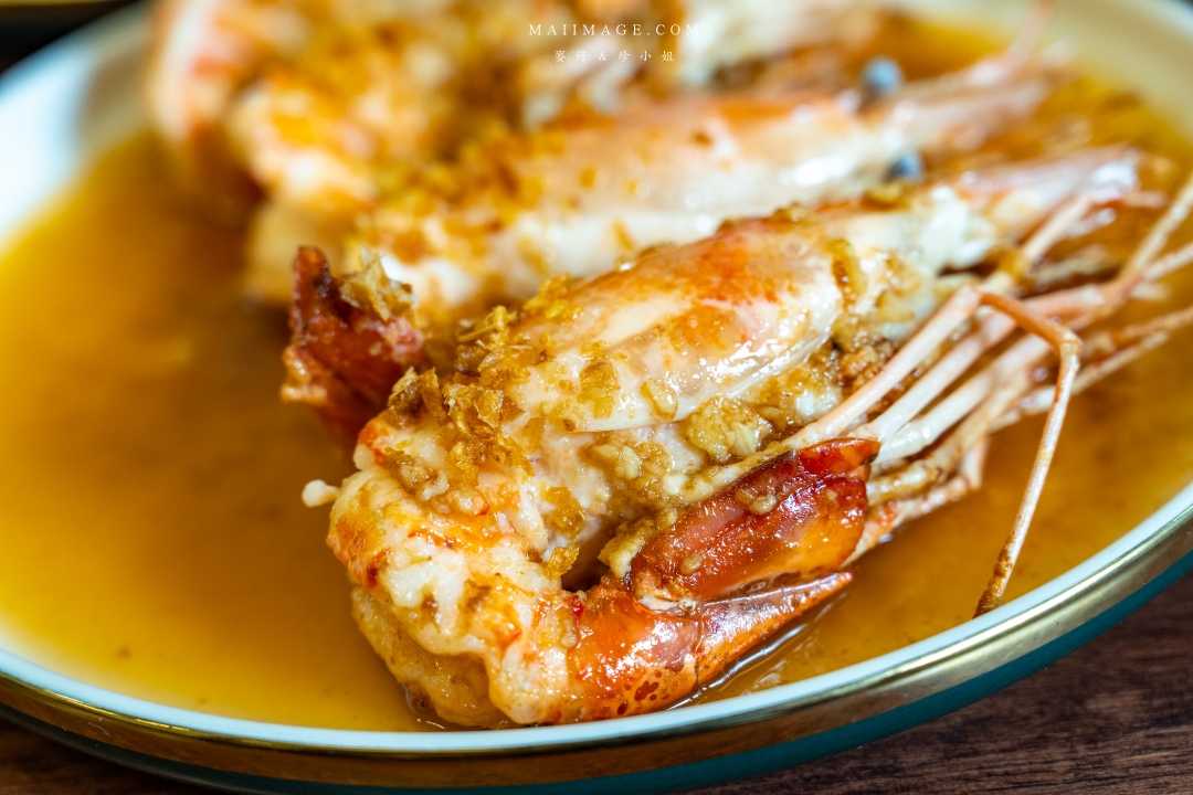 【曼谷美食】Jay Nahm Thong Lor～泰國曼谷通羅區最新爆紅平價寶藏小館，黃金咖哩炒巨蟹肉、蒜香大頭蝦必點！BTS Thomglor美食