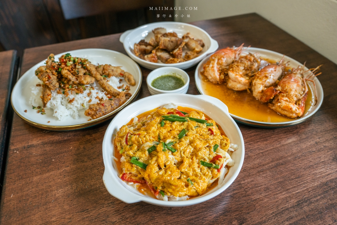 【曼谷美食】Jay Nahm Thong Lor～泰國曼谷通羅區最新爆紅平價寶藏小館，黃金咖哩炒巨蟹肉、蒜香大頭蝦必點！BTS Thomglor美食